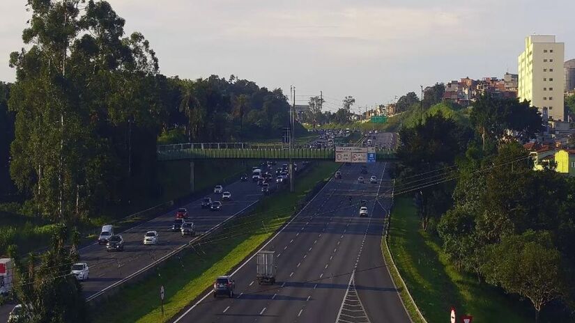 Após o feriado de Páscoa, o motorista que segue rumo a São Paulo encontra mais de 10 km de lentidão (Ecovias/Reprodução)