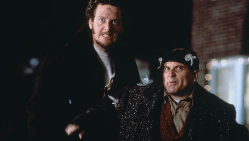 Cena do filme Esqueceram de Mim mostra os personagens conhecidos como 'Bandidos Molhados' durante uma de suas tentativas de invasão