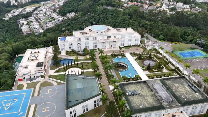 Muito além de uma casa: a estrutura foi planejada para funcionar como um complexo independente, reduzindo a necessidade de deslocamentos externos / Reprodução/YouTube