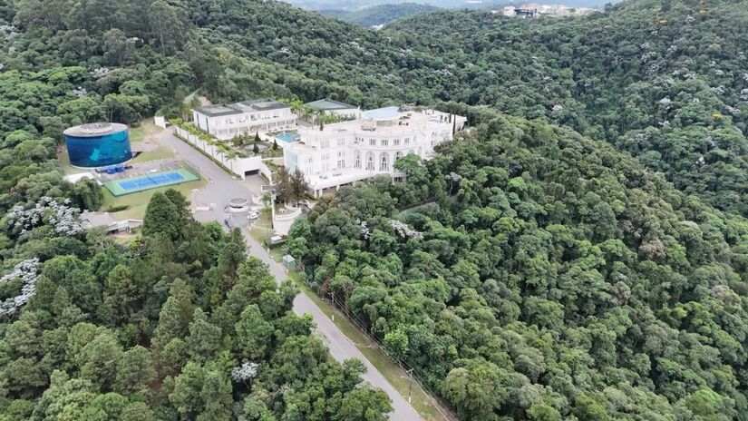 Escala impressionante: apenas a suíte principal do imóvel possui dimensões equivalentes a 15 apartamentos convencionais / Reprodução/YouTube