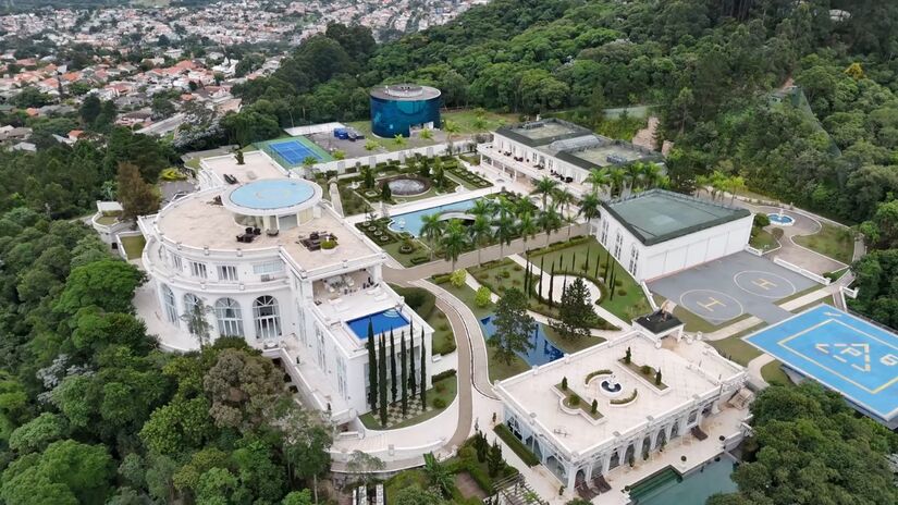 Infraestrutura de grande porte: a mansão conta com área preparada para operações de helicópteros, facilitando o acesso direto à residência / Reprodução/YouTube