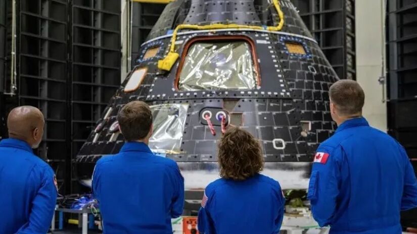 O plano da Nasa prevê que a cápsula Orion orbite o satélite natural e alcance o lado oculto da Lua, servindo como um teste rigoroso para os sistemas de suporte à vida antes de futuros pousos tripulados (Nasa/Divulgação)