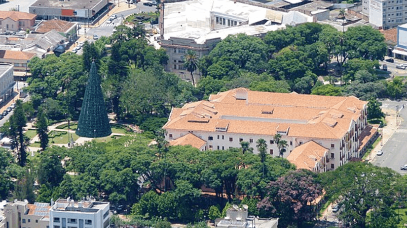 Cada elemento da paisagem conta a hist&oacute;ria de milh&otilde;es de anos de forma&ccedil;&atilde;o geol&oacute;gica e mant&eacute;m sua influ&ecirc;ncia sobre o ambiente e a vida da cidade (Foto: Andreia Reis/Wikimedia Commons)