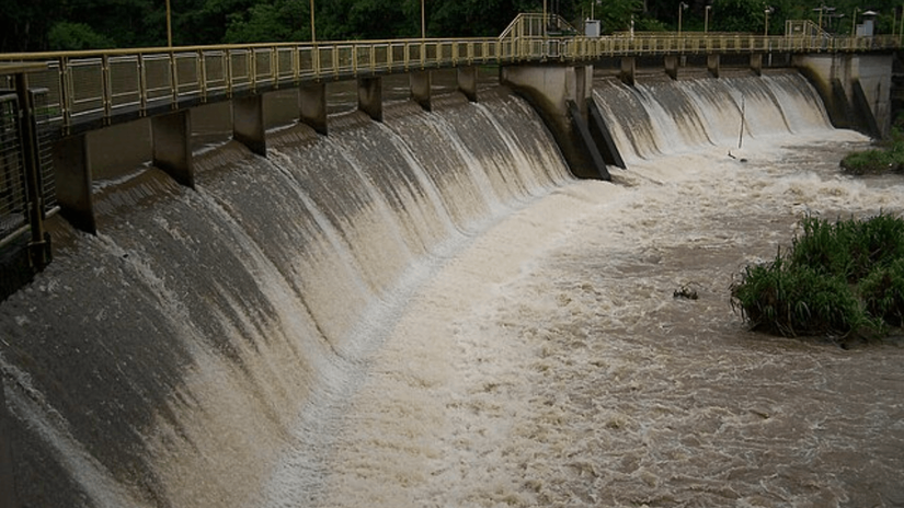 A configura&ccedil;&atilde;o do terreno n&atilde;o apenas moldou o aspecto visual da regi&atilde;o, mas tamb&eacute;m influenciou a distribui&ccedil;&atilde;o de cursos d'&aacute;gua, nascentes e &aacute;reas verdes, criando um ambiente natural complexo e diverso (Foto: Fadbr&iacute;cio da Silva/Wikimedia Commons)