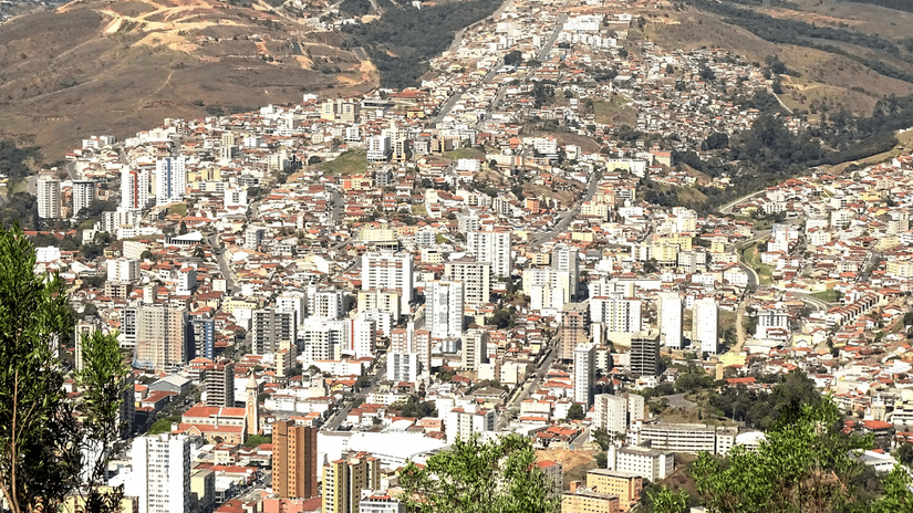 Trilhas bem estruturadas permitem percorrer o terreno e observar de perto a intera&ccedil;&atilde;o entre a geologia e a vegeta&ccedil;&atilde;o local (Foto: Marcos Cardoso Jr/Wikimedia Commons)
