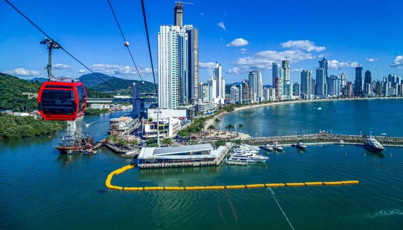 Luxo, escassez de espaço e arranha-céus colocam Balneário Camboriú no topo do mercado imobiliário brasileiro/Divulgação