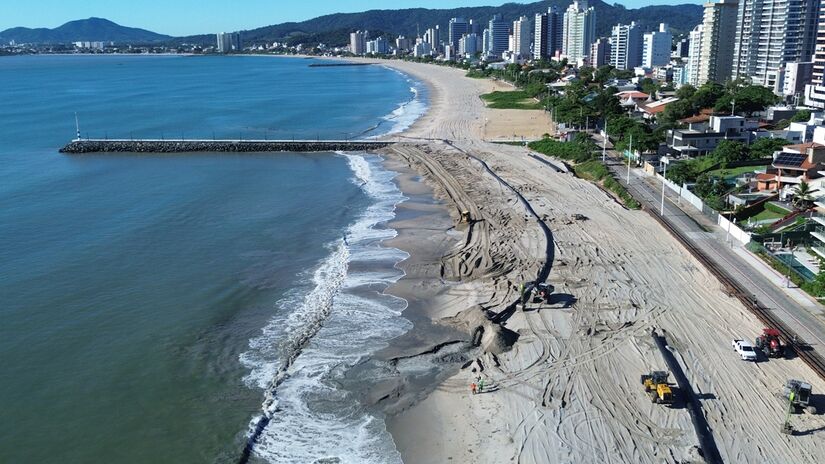 Ao todo, foram depositados mais de 493 mil metros cúbicos de areia ao longo da orla. José Santos/Prefeitura de Balneário Piçarras