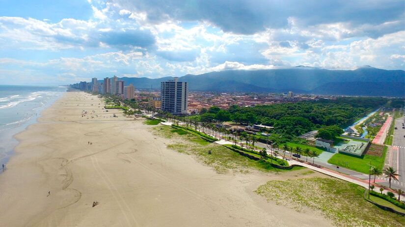 Cidade reúne praias movimentadas como Canto do Forte e Guilhermina, com opções de lazer e esportes ao ar livre /Renan Lousada/DL