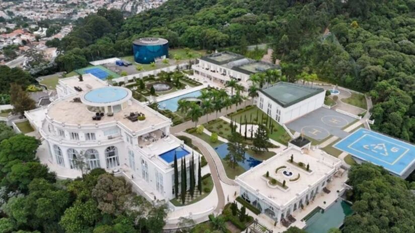 Imóvel de alto padrão tem estrutura equivalente a até 200 apartamentos e inclui hangar para helicópteros /Reprodução