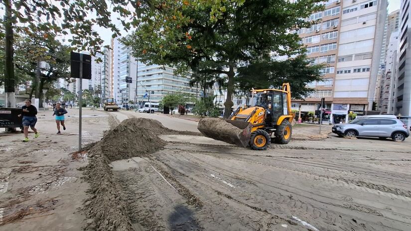Toneladas de areia foram retiradas das avenidas e canais da cidade / Nair Bueno/DL