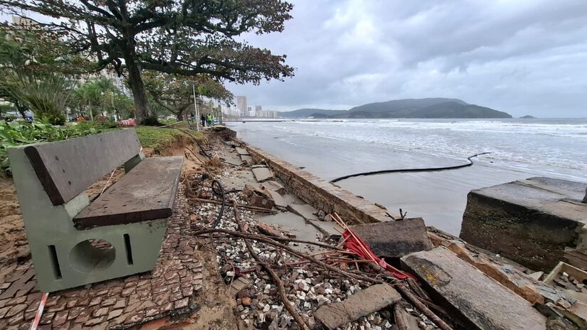 A for&ccedil;a do mar foi tamanha que o pico atingiu 3,98 metros no final daquela tarde / Nair Bueno/DL