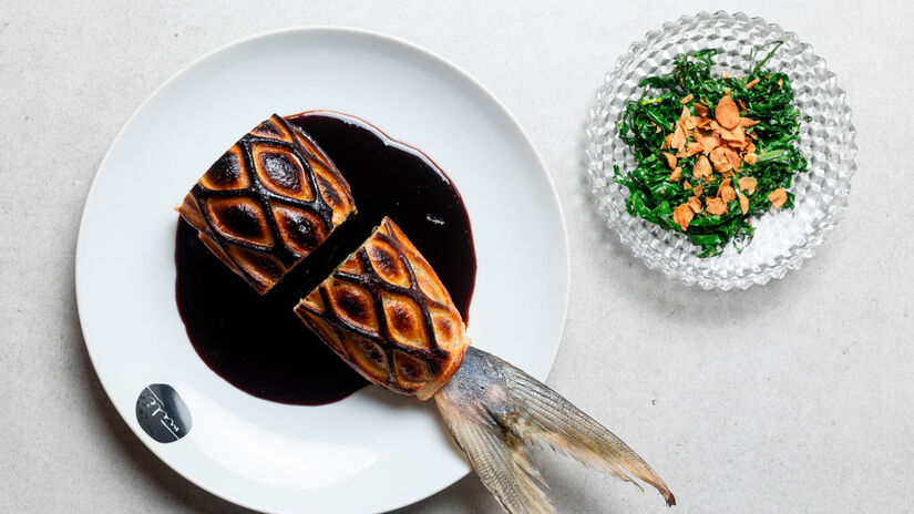 Outro diferencial do restaurante está na relação direta com fornecedores e pescadores, priorizando produtos frescos e de qualidade. Fernando Yokota