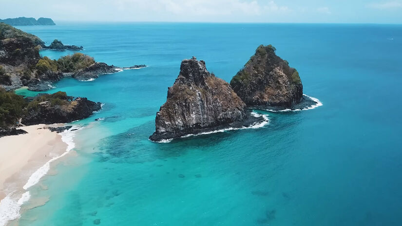 Eleita diversas vezes a melhor praia do mundo, a Baía do Sancho é o tesouro mais guardado de Fernando de Noronha (PE) / Foto: Reprodução/YouTube Viagens Cine