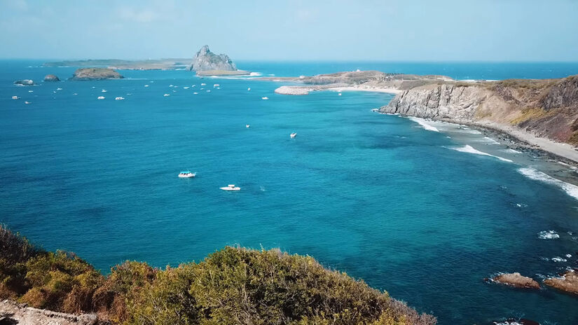 O acesso por terra é feito por esta fenda estreita entre as rochas, com uma descida vertical de 40 metros / Foto: Reprodução/YouTube Viagens Cine