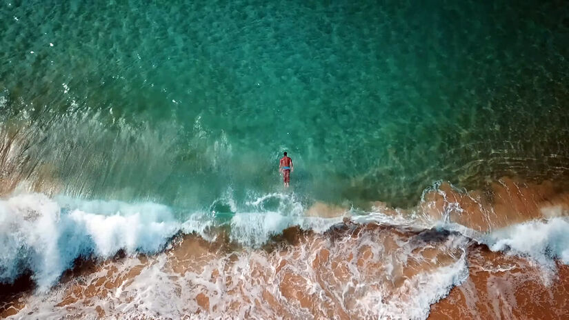 Subir a escadaria de volta é o último desafio antes de levar na memória o pôr do sol mais cobiçado do Brasil / Foto: Reprodução/YouTube Viagens Cine
