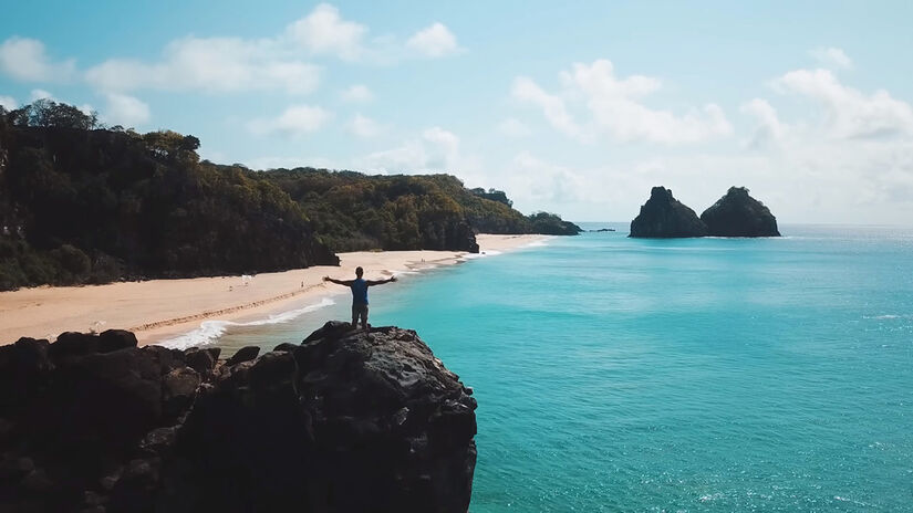 A baía faz parte do Parque Nacional Marinho, servindo de refúgio para diversas espécies que só existem neste ecossistema / Foto: Reprodução/YouTube Viagens Cine