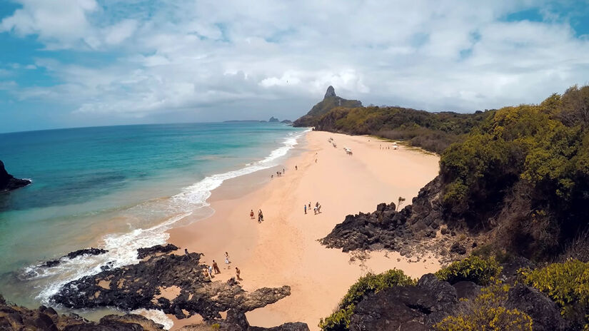 Diferente das praias de Santos ou Guarujá, aqui não existem quiosques ou vendedores; a regra é o contato puro com a natureza / Foto: Reprodução/YouTube Viagens Cine