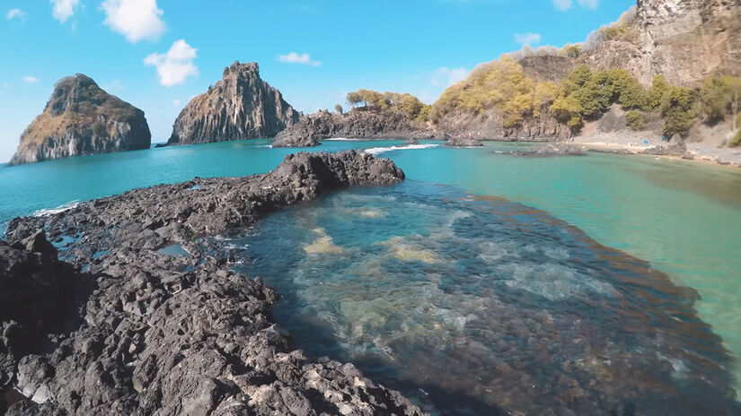 A visibilidade do mar no Sancho chega a impressionantes 50 metros, permitindo ver a vida marinha até sem máscara / Foto: Reprodução/YouTube Viagens Cine