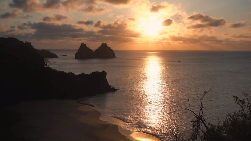 Para pisar nesta areia, o visitante precisa do ingresso do Parque Nacional, que vale por 10 dias de aventuras na ilha / Foto: Reprodução/YouTube Viagens Cine