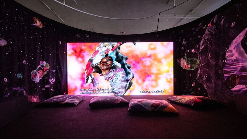 A exposição é composta por fotografias, vídeos, instalações e esculturas que têm como temática os processos de migração, construção de identidades, violência estrutural e a busca por pertencimento (Sesc/Divulgação)