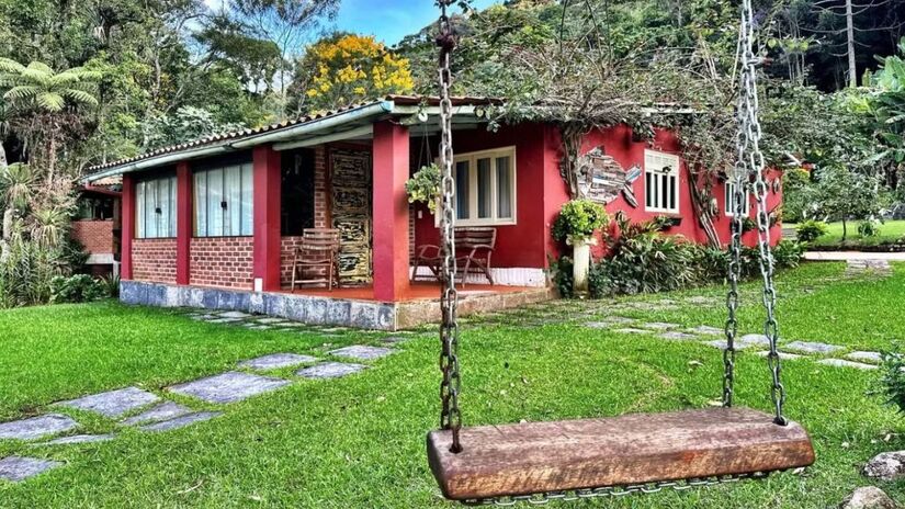 Espaço conta com piscina, sauna e área de lazer em meio à natureza /Reprodução