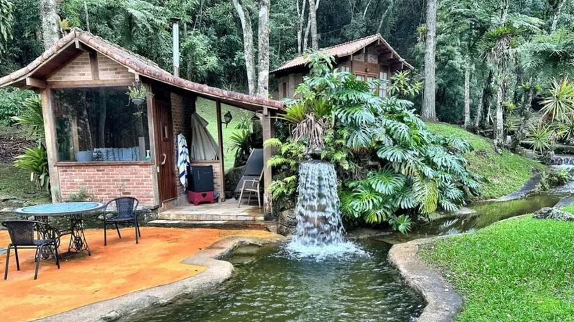 Ator utiliza práticas sustentáveis como compostagem e adubo natural no local /Reprodução