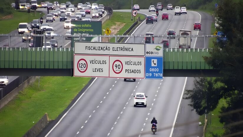 Em outros trecho é praticamente impossível evitar o excesso de veículos (Ecovias/Reprodução)