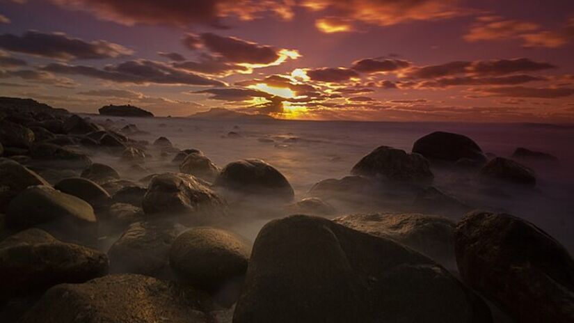 Construído sobre um penhasco, ele preserva ruas estreitas, casas de pedra e arquitetura com traços medievais, que dialogam com a paisagem natural ao redor (Foto: George Kostetsos/Wikimedia Commons)