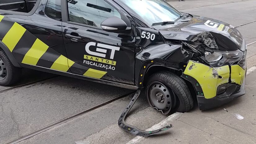 Com o impacto, o air bag do veículo foi acionado e o condutor foi levado para o hospital (Gabriel Fernandes/DL)