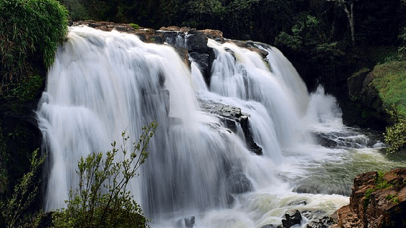 As cachoeiras espalhadas pelo munic&iacute;pio refletem a a&ccedil;&atilde;o cont&iacute;nua da &aacute;gua nos vales formados pelo vulc&atilde;o, criando cen&aacute;rios de rara beleza (Foto: Vicente Eugenio/Wikimedia Commons)
