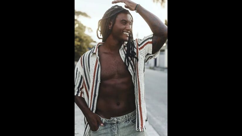 Em seu perfil no Instagram, ele compartilha rotinas de cuidados com a beleza, bastidores de participações em eventos e sua trajetória