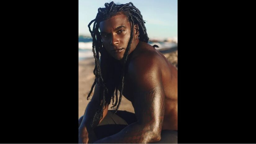 Ele prova que a "beleza excessiva" que o afastou de um emprego abriu as portas para um universo de novas oportunidades