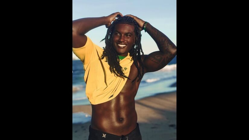 Alguns seguidores chegaram a brincar que ele "parecia inteligência artificial" devido à pele impecável e à iluminação das fotos