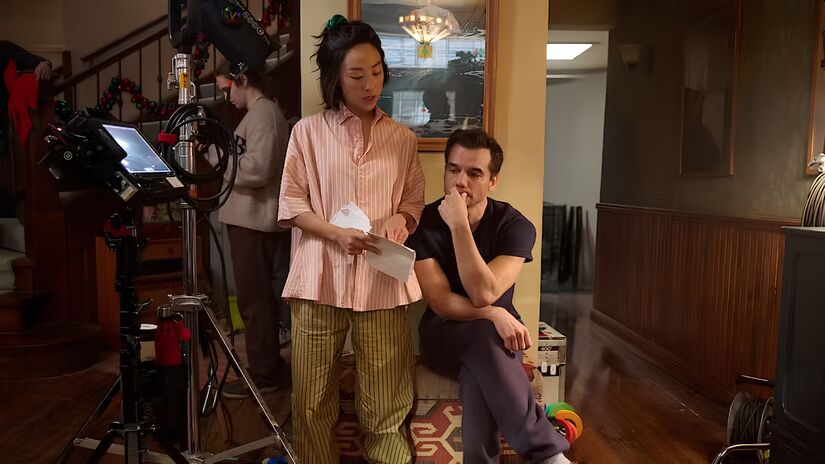 Já '118171' conta com Moura e Greta Lee vivendo em um cenário de suspense dentro de casa (Netflix/Reprodução)