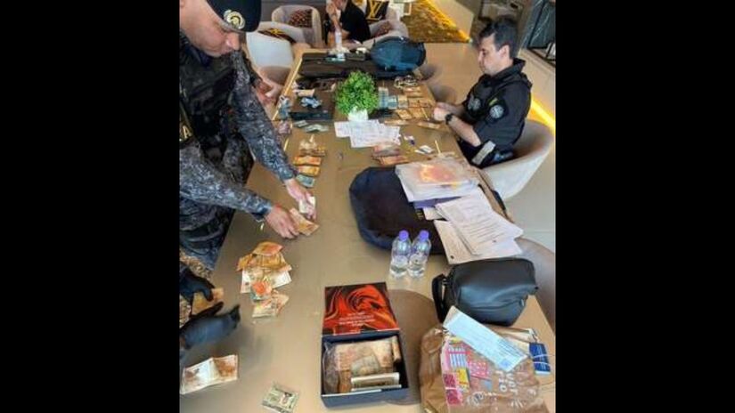 Dinheiro em espécie chama a atenção pela quantidade contida na residência / Divulgação Polícia Federal