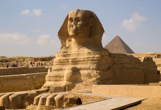 GIZ&Eacute;, EGITO. Em meio ao deserto, as pir&acirc;mides s&atilde;o um dos maiores atrativos do mundo. Mil&ecirc;nios de hist&oacute;ria - e a lend&aacute;ria Esfinge - est&atilde;o ao alcance das m&atilde;os. A capital, Cairo, tem entre seus pontos de visita&ccedil;&atilde;o o Museu Eg&iacute;pcio, com pe&ccedil;as que contam a hist