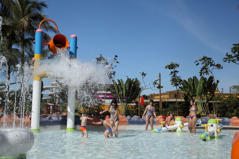 Hot Beach. Em Olímpia, o complexo é muito visitado durante o ano, e tem parque aquático - com água quente - e resort.