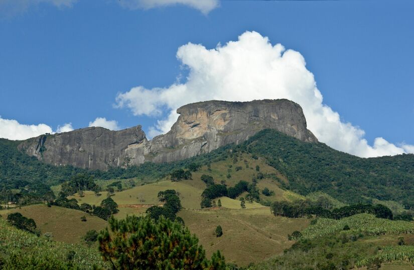 São Bento do Sapucaí. Na Serra da Mantiqueira, a cidade tem o clima ameno de serra e a Pedra do Baú, que tem 400 m de altura e proporciona uma vista incrível do Vale do Paraíba.