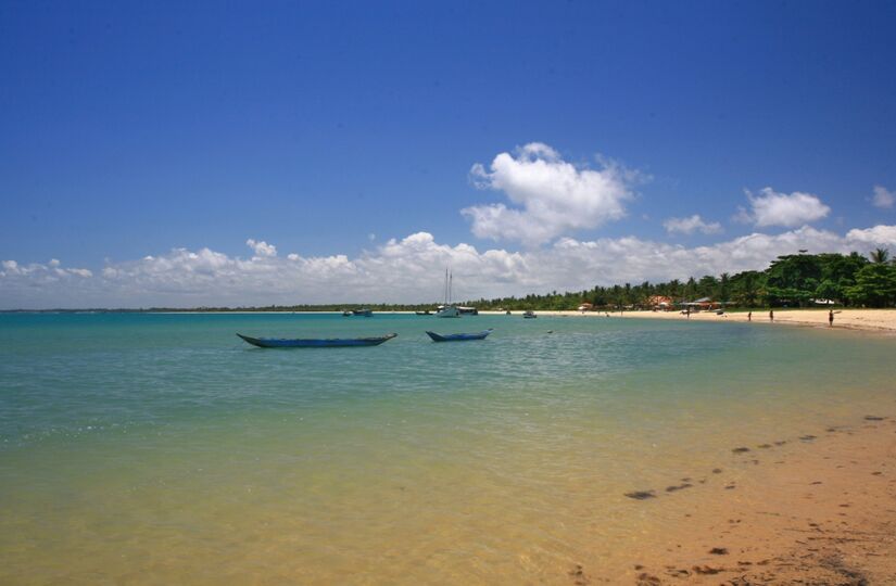 Ponta do Corumbau. No litoral sul da Bahia, o acesso não é dos mais fáceis, mas o trajeto vale a pena, porque o local é bastante isolado, com longas faixas de areia e água de temperatura morna.