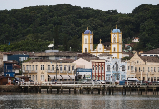 SÃO FRANCISCO DO SUL (SC). Fica perto de Joinville, no litoral catarinense, e uma de suas construções, o Forte Marechal Luz, tem uma vista privilegiada da orla