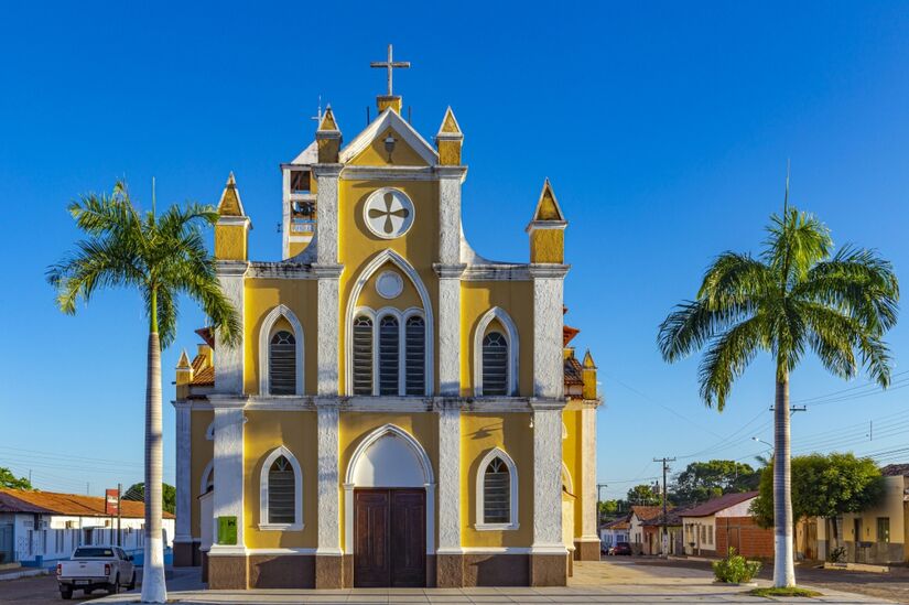 ALCÂNTARA (MA). Tem o centro de lançamento de foguetes, que lança foguetes ao espaço. Mas a cidade é lembrada também pela história de seus sobrados portugueses, igrejas (como a de São Pedro, na foto) e ruas de pedra.