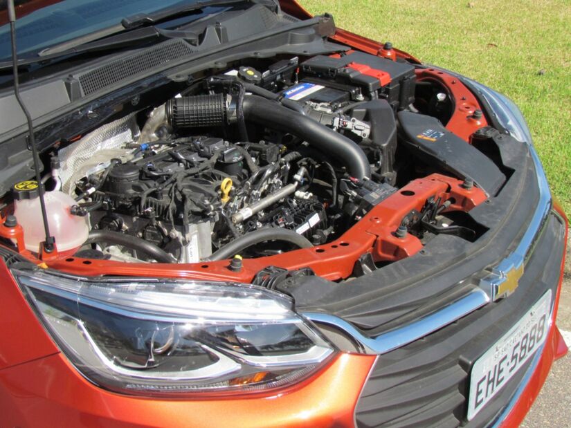 O motor do Onix Premier é um 1.0 turbo com três cilindros com sistema multiponto com bicos injetores pré-aquecidos
