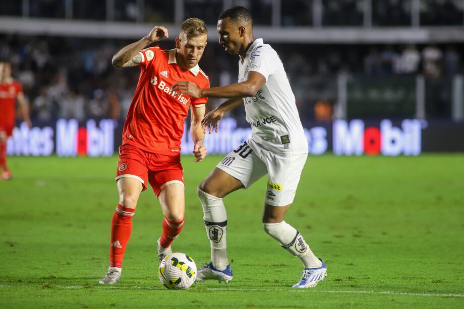 Corinthians e Santos empatam em clássico polêmico e seguem