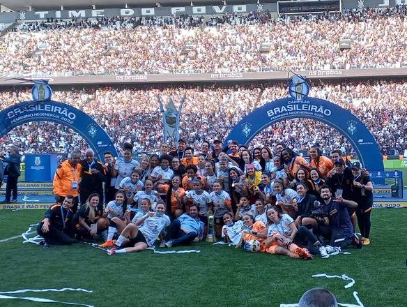 Corinthians goleia Internacional com recorde de público e