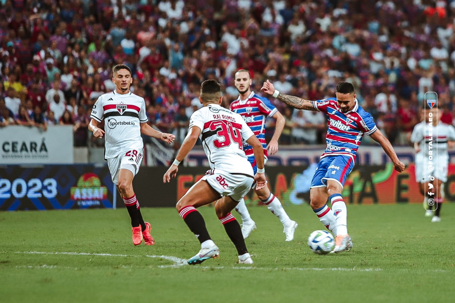 São Paulo sai na frente, Corinthians busca empate e lidera o