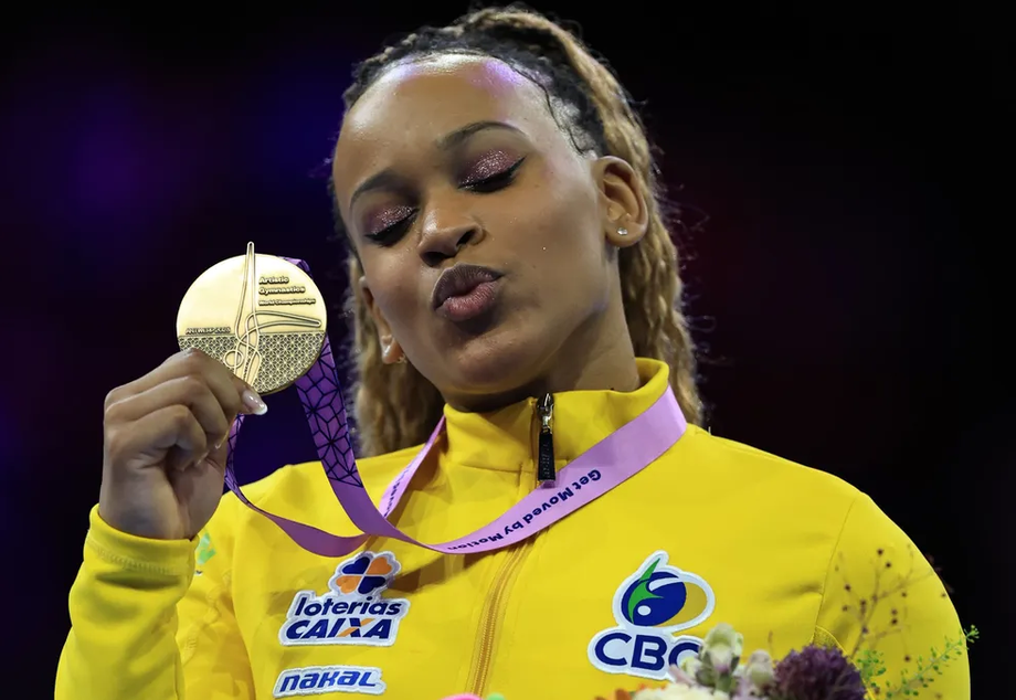 Rebeca Andrade derrota Biles e é ouro no salto do Mundial de Ginástica