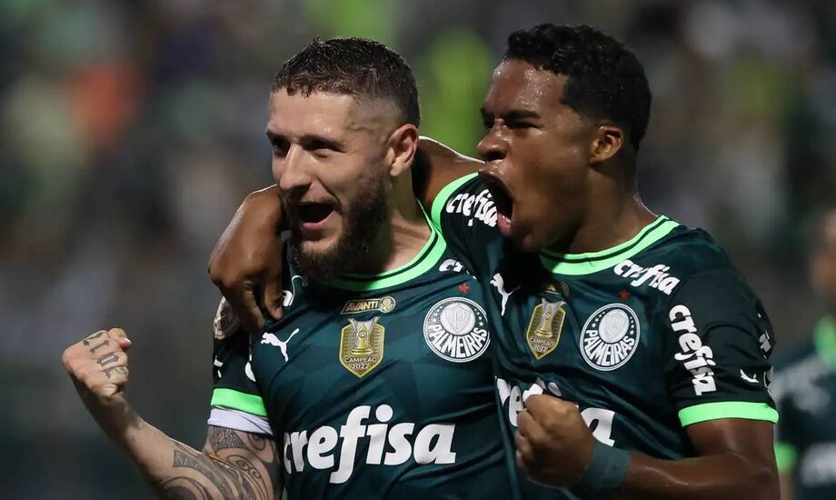 Festa na madrugada: jogadores do Palmeiras são recebidos por torcida no CT