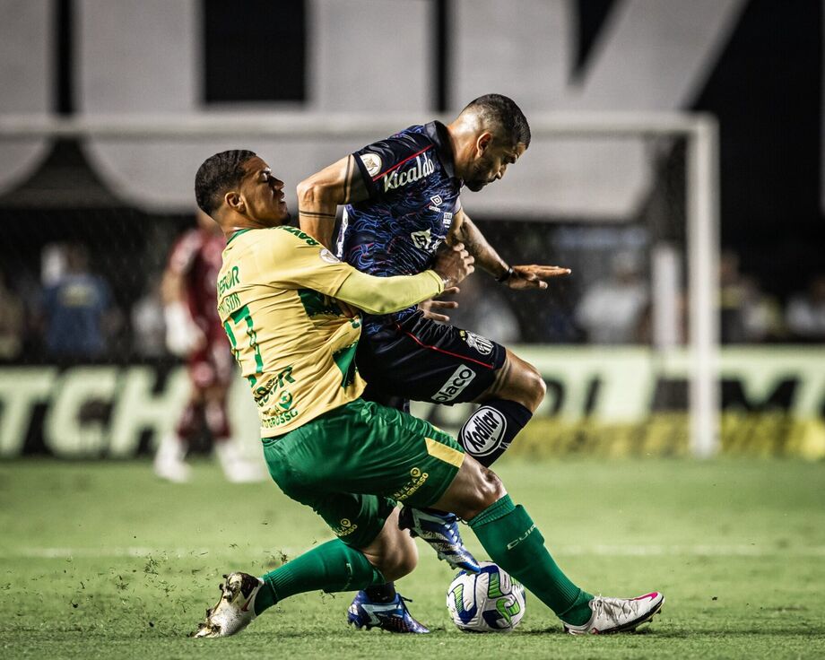 Santos vence Goiás em jogo maluco, encerra jejum e se afasta do Z4