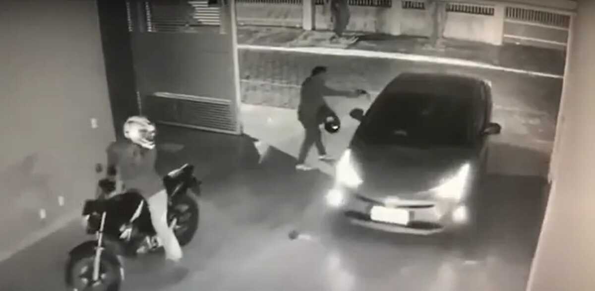 Câmera flagra momento em que assaltante atira três vezes contra ...