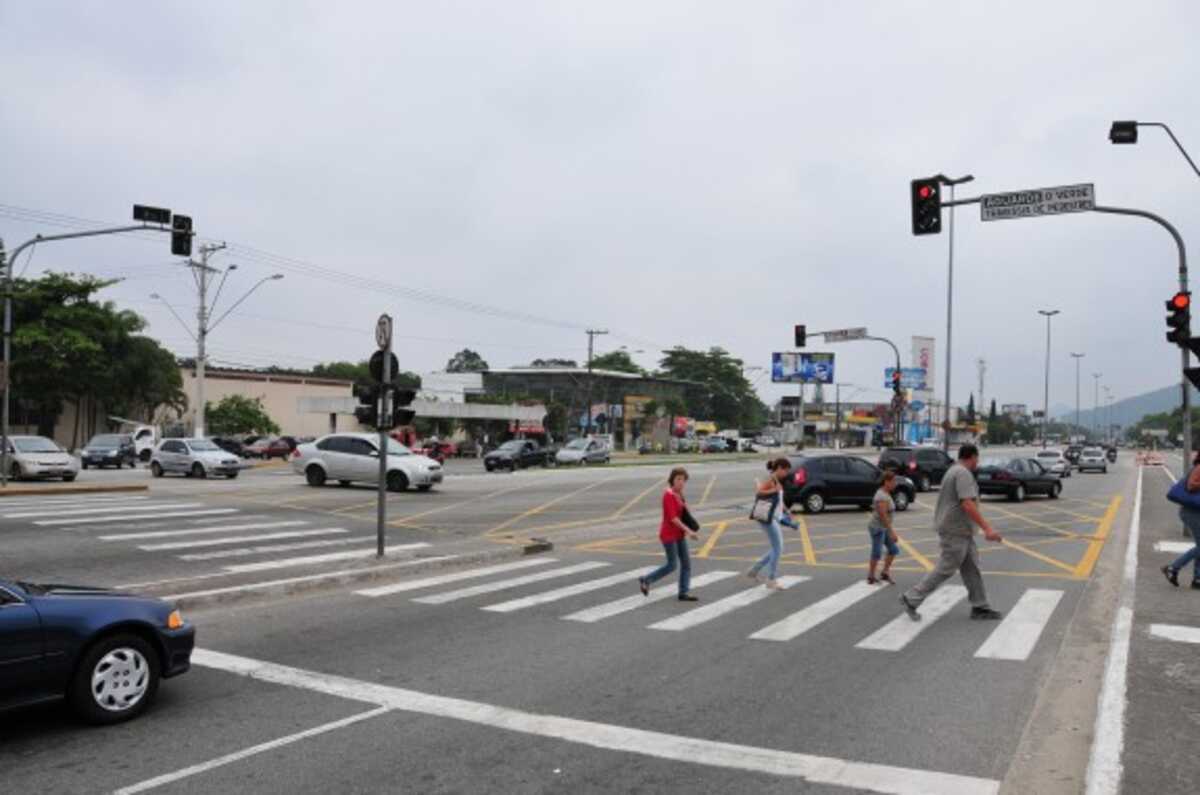 Avenida Ayrton Senna tem faixas interditadas na noite desta quarta